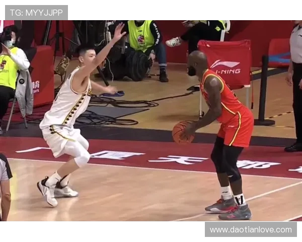 里夫斯半场爆发砍23分5助攻扛起全队攻防展现核心担当